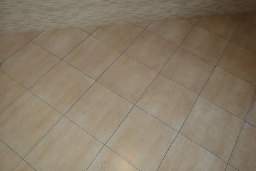 posa in opera pavimenti gres porcellanato 33x33 incollati e montati a rombo con distanziatori da 2 cm 