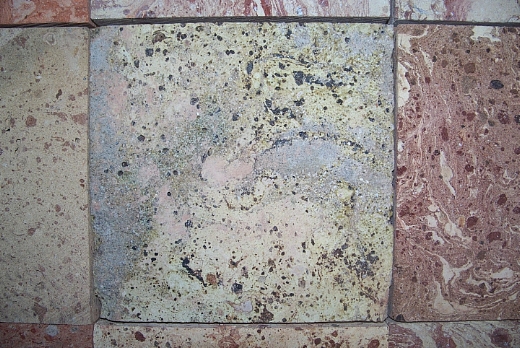 Pavimento in cotto variegato realizzati a mano utilizzando mattoncini variegati di recupero.