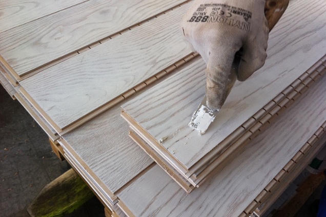 Lavorazione artigianale in fabbrica.