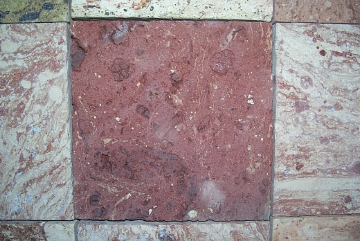 Pavimenti realizzati con mattoni antichi di recupero con impasto variegato.