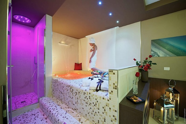 Wellness room Hotel Villa dei Platani Foligno
Vasca idromassaggio, su misura, con lama d