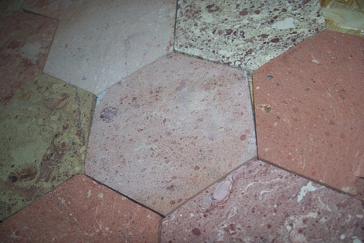 Pavimenti in cotto antico di recupero nel formato esagonale ottenuto utilizzando mattoni variegati