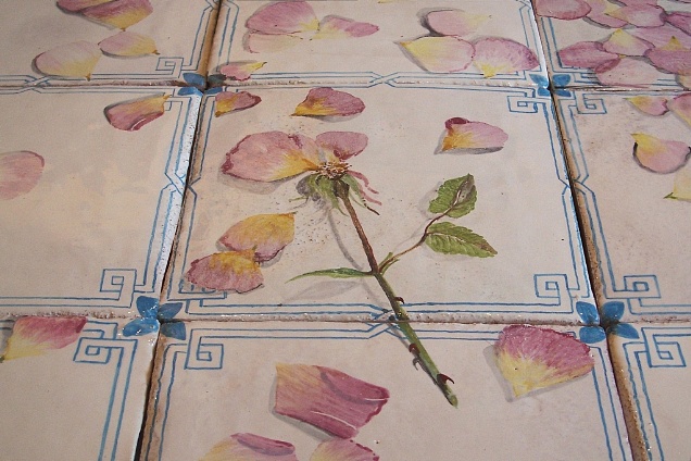 pavimento maiolicato decorato