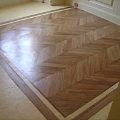 PARQUET DI DOUSSIEU A SPINA FRANCESE E BINDELLO PERIMETRALE 
