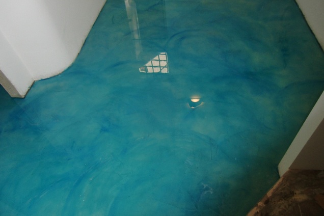 ristruttur. appart.rivestimento pavimento bagno e cucina con resine della gobbetto colore azzurro