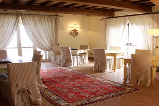 Una stanza dove il pavimento e le pianelle del sottotetto in cotto Pressobeton esaltano lo stile country 