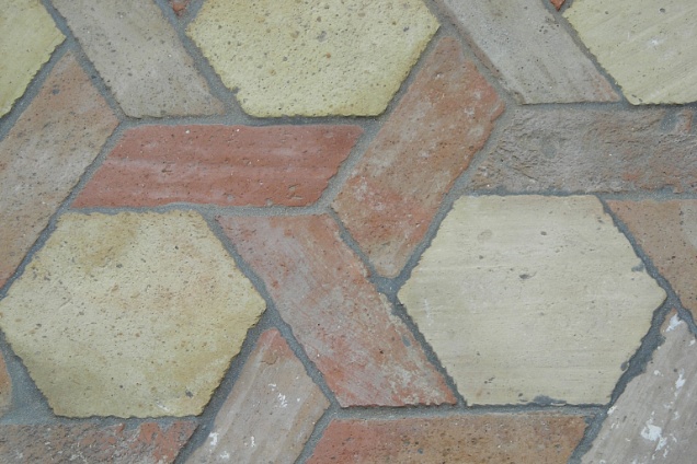 Un pavimento in cotto Pressobeton con esagoni e losanghe