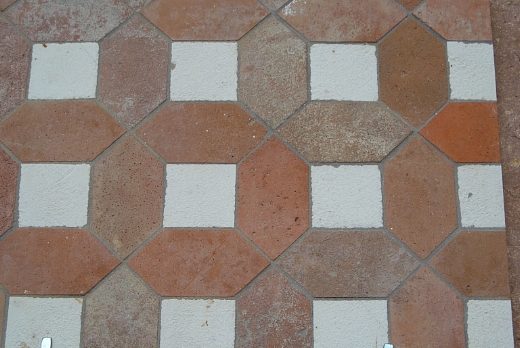 Un pavimento in cotto Pressobeton con losanghe e quadre