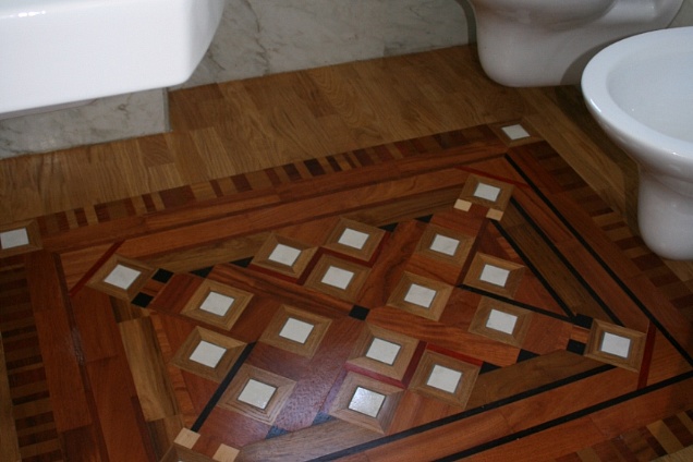 Bagno con tappeto classico su fondo rovere.