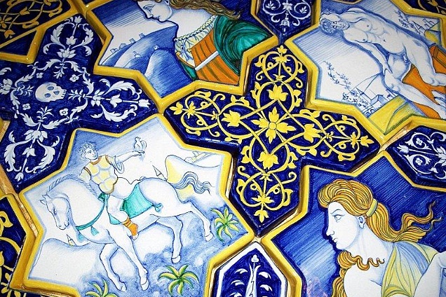 pavimento in maiolica dipinta. Riproduzione di antico pavimento ex Chiesa di San Francesco